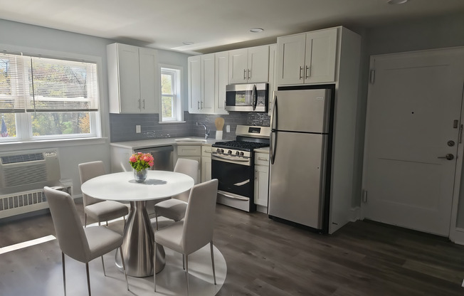 1 bed, 1 bath, 700 sqft, $2,200, Unit H-02