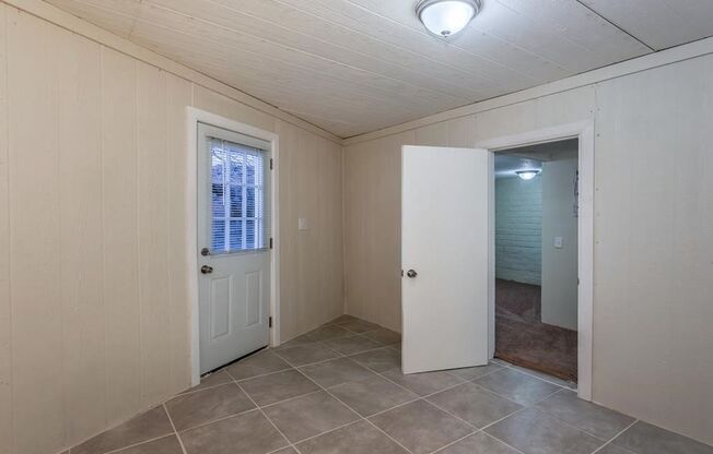 Eclectic 2 Bedroom 1 Bathroom with 2 Offices/Hobby Room