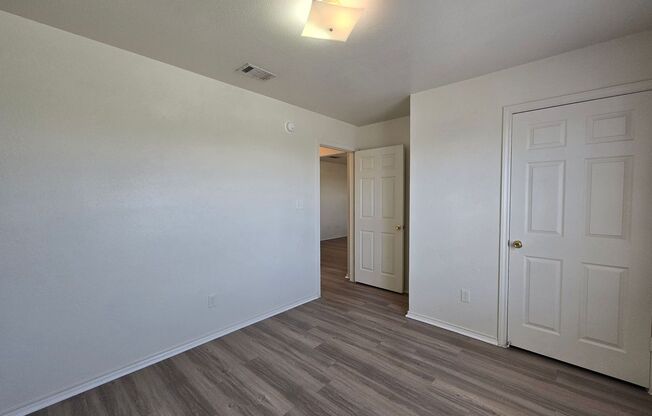 3 beds, 2 baths, $895, Unit 3407 Hereford Lane - C