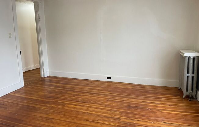 2 beds, 1 bath, $1,225, Unit 200 S. Broad St.- Apt. B