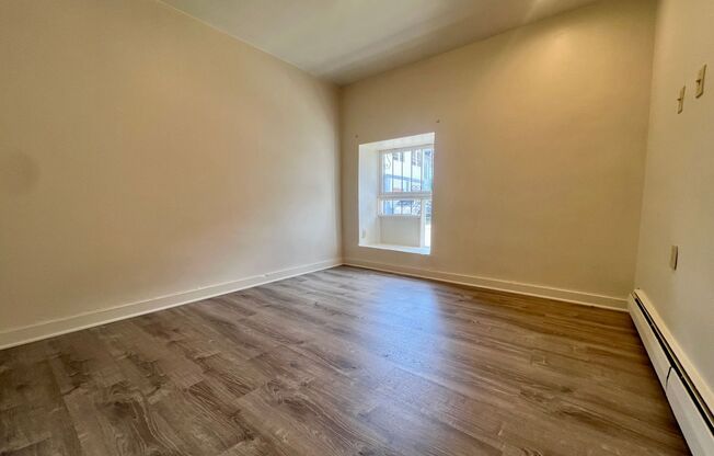 Spacious 2 Bedroom in Oakland! Equipped Kitchen & HEAT Included! Call Today!