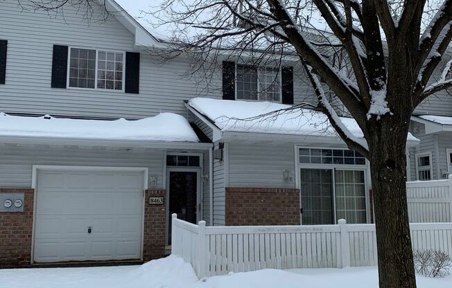 2 Bed + Loft/1.5 Bath Townhome- Eden Prairie- Available May 1