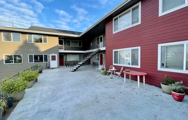 Montavilla 2 Bedroom Top Floor Corner Unit- Great Natural light- 83 Bike Score- Carport- Fur Babies Welcome