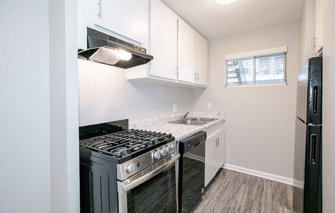 Fully Furnished Kitchen With Stainless Steel Appliances at Arbor Pointe at Hillcrest, Little Rock, AR