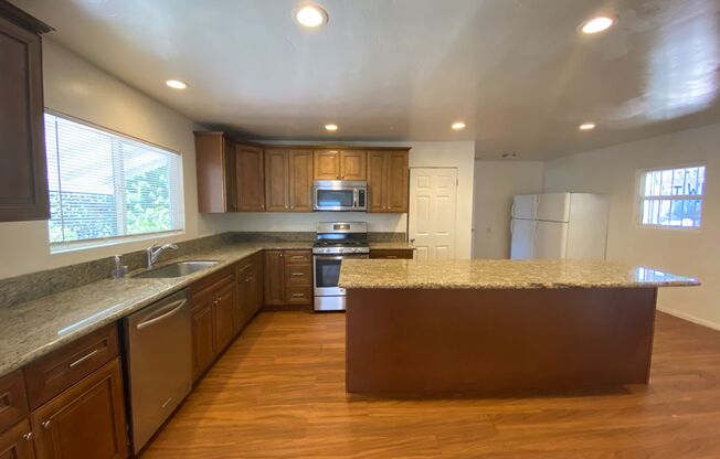 Large House, Close to Campus!!