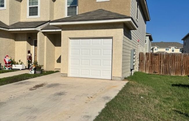 Elegant Townhome Ready for Move In - 3 BR 2.5 Bath - NE San Antonio (in Selma)