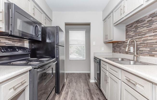 2 beds, 1 bath, 853 sqft, $1,049