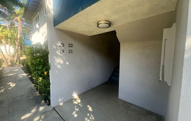 Beautiful 2 Bedroom, 1 Bathroom, Upper Unit, Valley Glen Condominium for Lease!