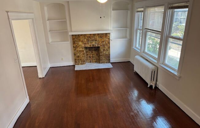 3 beds, 1 bath, $2,395, Unit 5714A Beacon Street