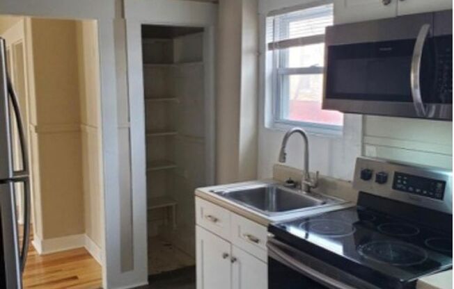 3 beds, 1 bath, $1,950, Unit 313-2