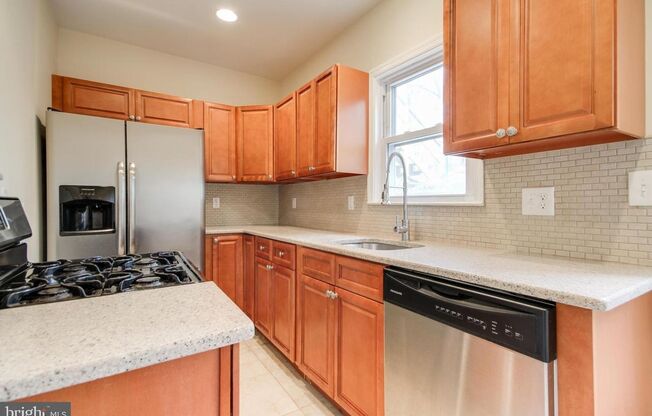 Beautiful and spacious 1 bedroom with office and backyard in Manayunk