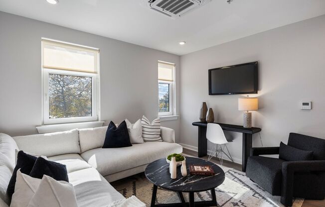 2 beds, 1 bath, 815 sqft, $2,130, Unit D215