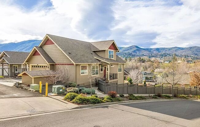 Custom view home in Central Ashland location | Short Term Rental - Available Now