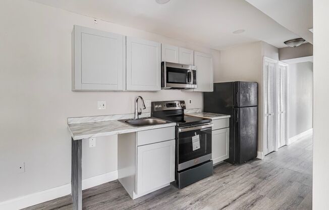 3 beds, 1 bath, $2,300, Unit Unit 10