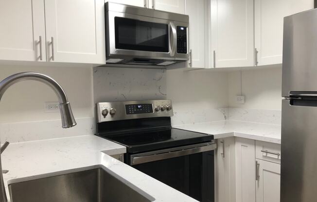 1818Anapuni_1Bed_KitchenWithWhiteCabinets