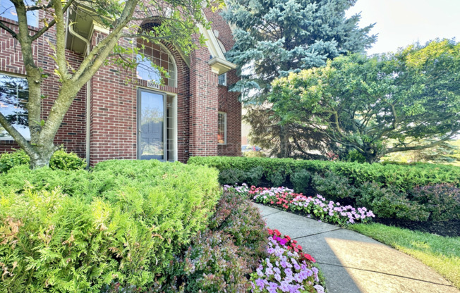 Spacious 4-Bed Colonial in Troy’s Stone Haven Woods