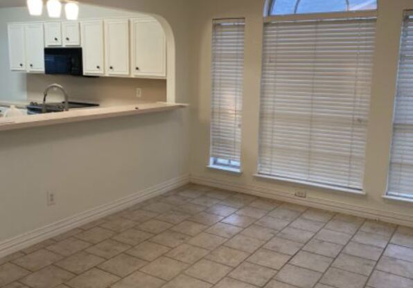 402 E LYNN CRK DR