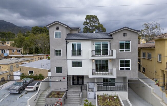 10218 FERNGLEN AVE