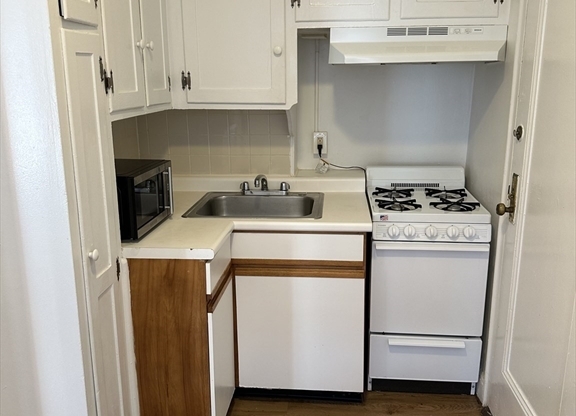 Studio, 1 bath, 500 sqft, $2,050, Unit 305