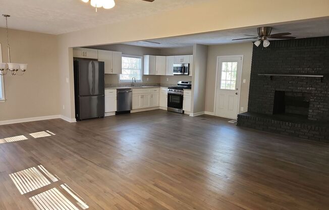 Updated 3 Bed, 2 Bath Ranch Home!!! ---- Great Backyard !!