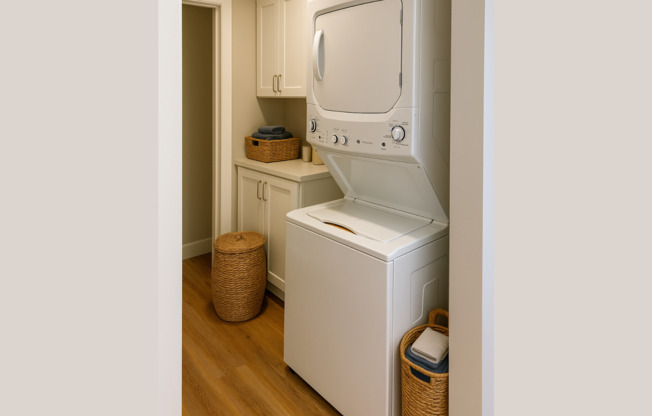 2 beds, 1 bath, 864 sqft, $1,975, Unit 9-C