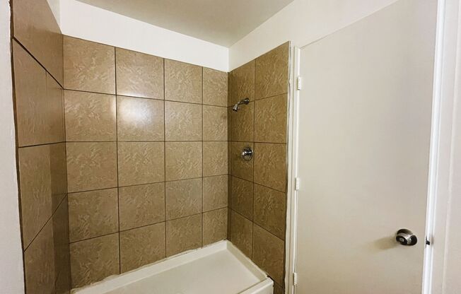 2 beds, 1 bath, $1,375, Unit Unit B