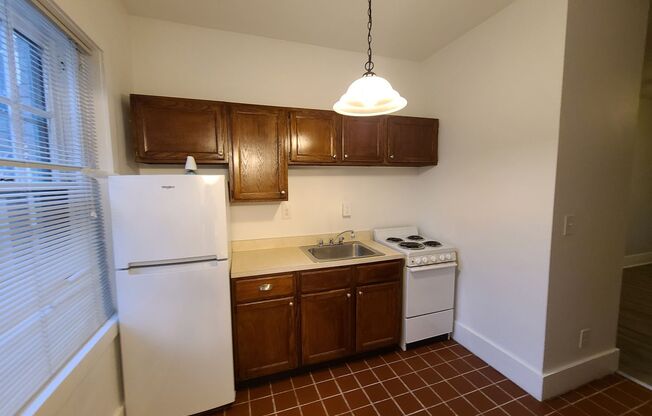 Studio, 1 bath, 200 sqft, $895, Unit 593-10 Park Ave