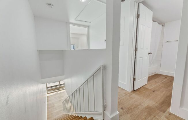 2 beds, 1 bath, 950 sqft, $2,750, Unit 705