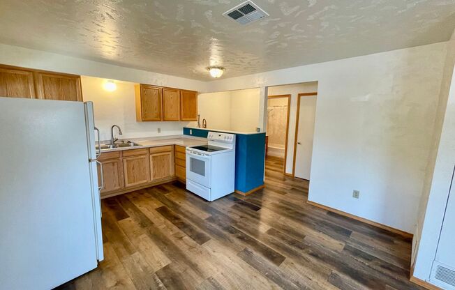 2 beds, 1 bath, 779 sqft, $1,100, Unit 17th