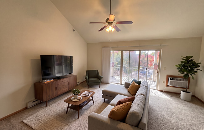 1 bed, 1.5 baths, 777 sqft, $1,540, Unit 290-308