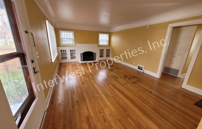 ADORABLE 2 BEDROOM HOUSE IN NORTH PORTLAND WITH LARGE BACK YARD & 2 CAR GARAGE!