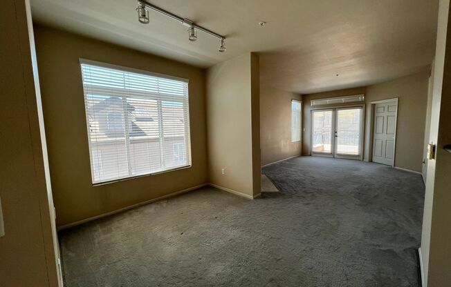 2 bed 2 bath condo with laundry, A/C and fireplace! Heart of Banker's Hill!
