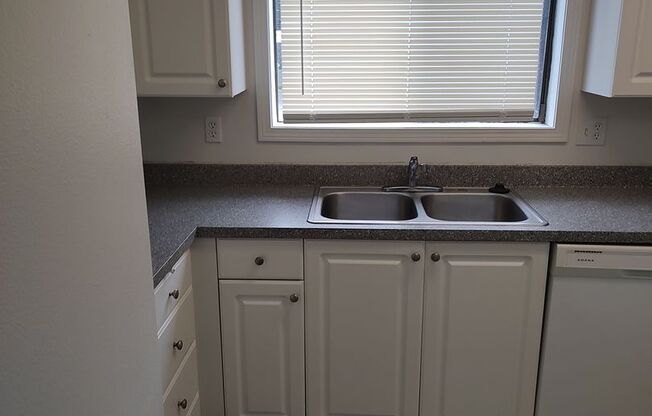 2 beds, 1.5 baths, 1,150 sqft, $1,650, Unit 24