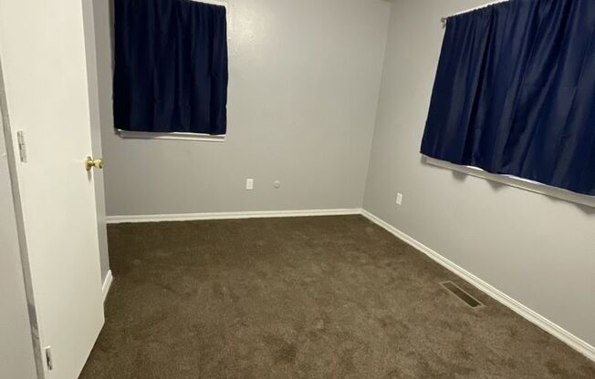 2 beds, 1 bath, $800, Unit 803 N Rouse