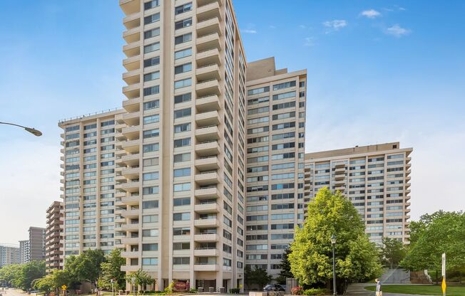 Updated 1,000 Square Foot One Bedroom W/Parking Included- Roof Top, Pool, Front Desk, AMAZING LOCATION!