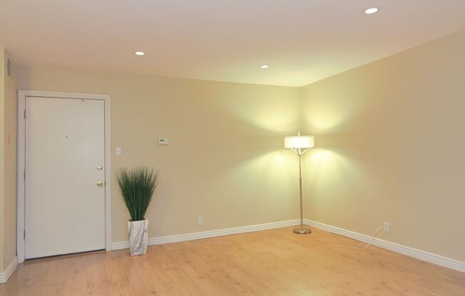 1 Bedroom Condo For Lease in Fullerton