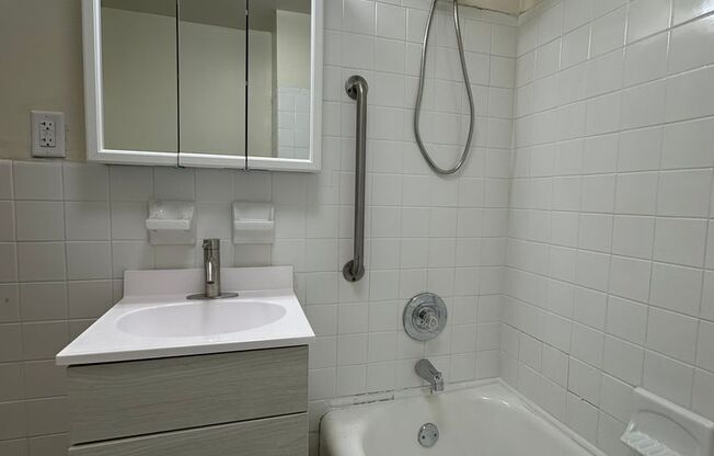 1 bed, 1 bath, 640 sqft, $1,140, Unit Apt 302