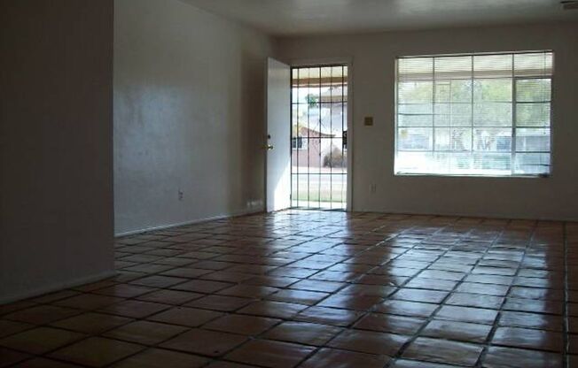 1204 W 7 ST
