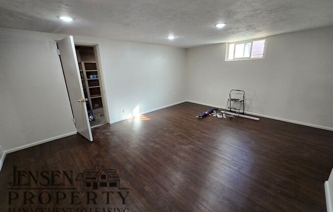 2 beds, 1 bath, $1,400, Unit # DOWNSTAIRS