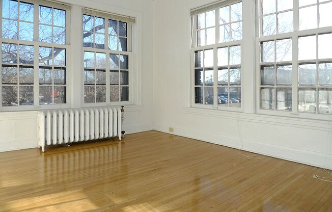 2 beds, 1 bath, 860 sqft, $1,305, Unit 24 - 212
