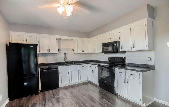 2BR/1.5BA Townhouse in Smithville: GREAT LOCATION