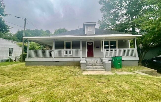 Must view this Adorable 3 bedroom 1 bath home . Located in Thomas Hoskins