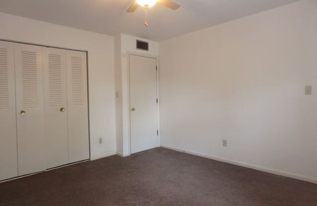 2 beds, 1.5 baths, $995, Unit 4