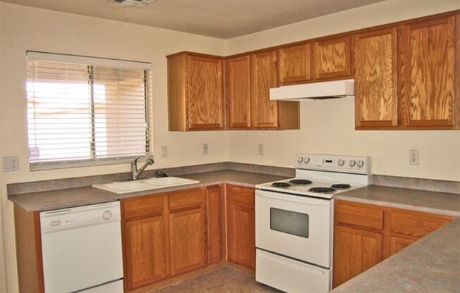 3 Bedroom 2 bath single family home in CAMBRIA OCOTILLO in the heart of San Tan Valley