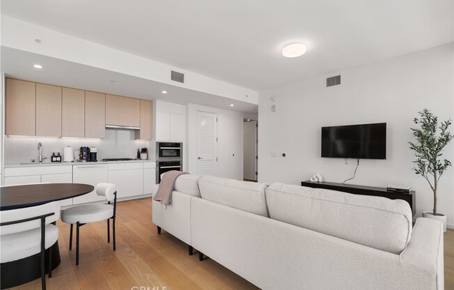 1 bed, 1 bath, 823 sqft, $5,200, Unit 2402