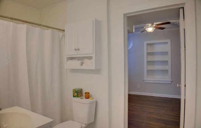 2 beds, 1 bath, 770 sqft, $1,250, Unit 4615 E 4th Place