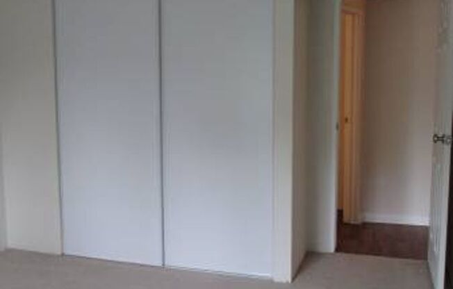 2 beds, 1 bath, 868 sqft, $1,784, Unit 18