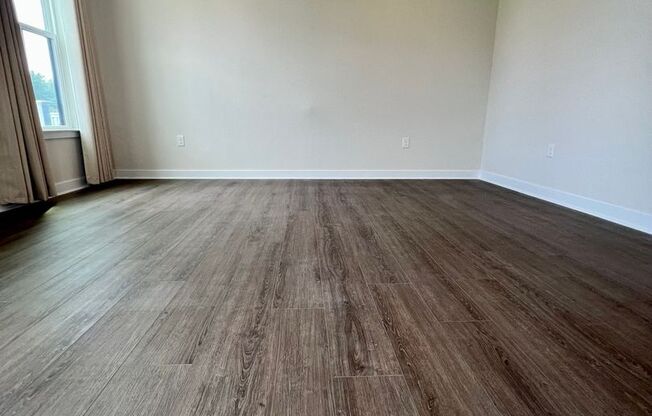 Gorgeous 3-Bedroom Townhome with Garage in Cheltenham! Available NOW!