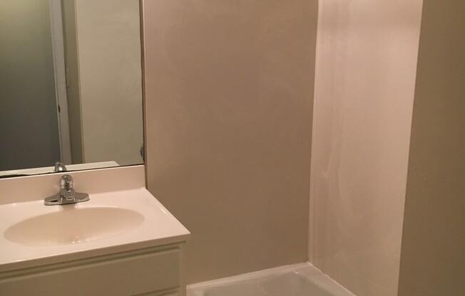 1 bed, 1 bath, 650 sqft, $795, Unit 940-06