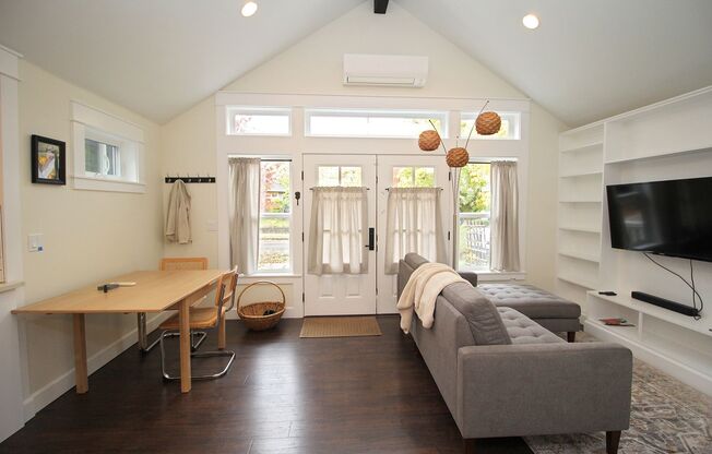FULLY FURNISHED Spacious ADU Located in the heart of Portland's Historic Laurelhurst Neighborhood!